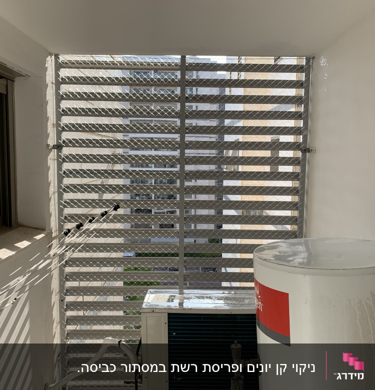 רשת מתכת למניעת כניסת יונים במרפסת